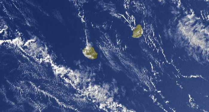 17h15: les nuages résiduels de la limite frontale sont bien visibles au Sud-Ouest de la REUNION mais ne devraient pas nous apporter de détérioration du temps. 17h15: les nuages résiduels de la limite frontale sont bien visibles au Sud-Ouest de la REUNION mais ne devraient pas nous apporter de détérioration du temps.