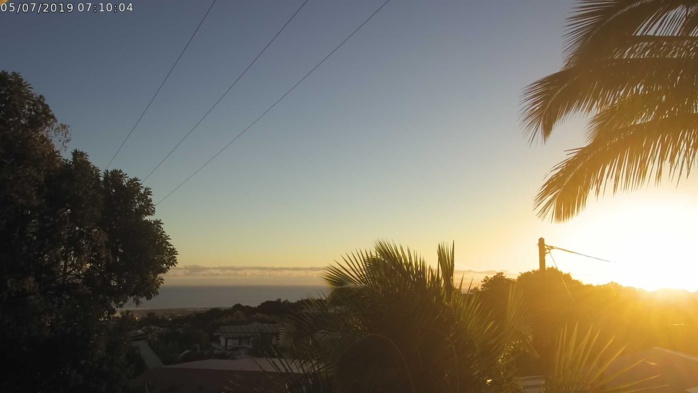 Comme toute l'île le Chef-Lieu se réveille sous un magnifique soleil d'hiver. CYCLOTROPIC Comme toute l'île le Chef-Lieu se réveille sous un magnifique soleil d'hiver. CYCLOTROPIC