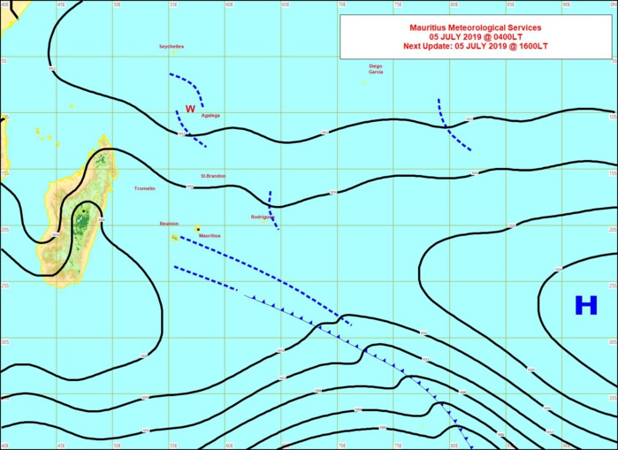 Analyse de la situation de surface ce matin. La limite frontale résiduelle(pointillés) passe inaperçue à proximité des Iles Soeurs. Un peu d'instabilité près de Rodrigues et d'Agaléga. MMS