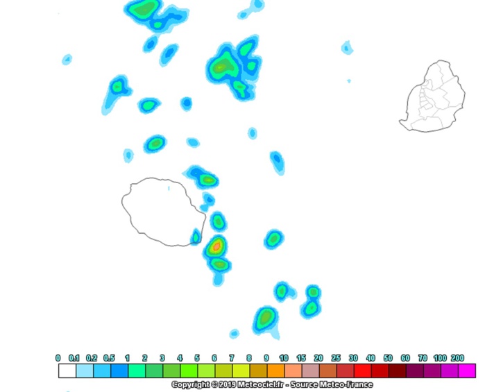 Une petite dégradation pluvieuse est possible sur le Nord et l'Est dans la soirée de Samedi à Dimanche. Arome. METEO FRANCE