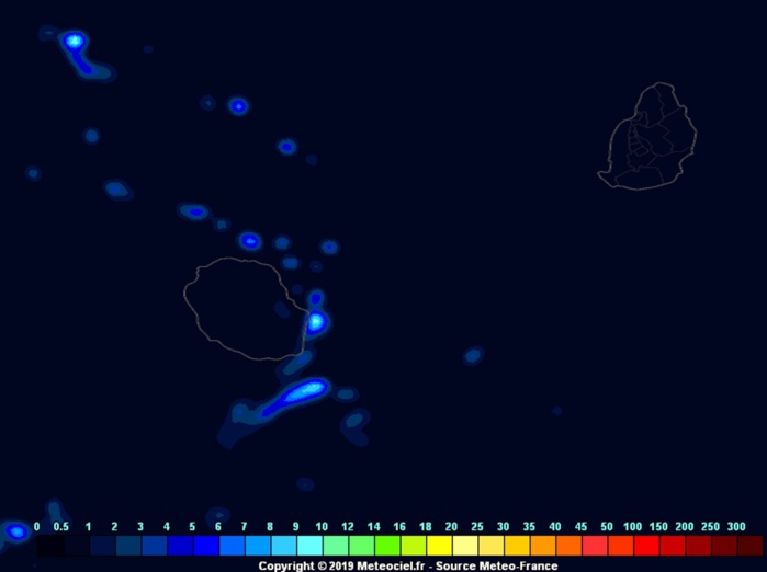 Une faible ligne d'instabilité devrait apporter un peu d'humidité sur les régions Est et Nord de la REUNION ce soir et la nuit prochaine. Arome. METEO FRANCE