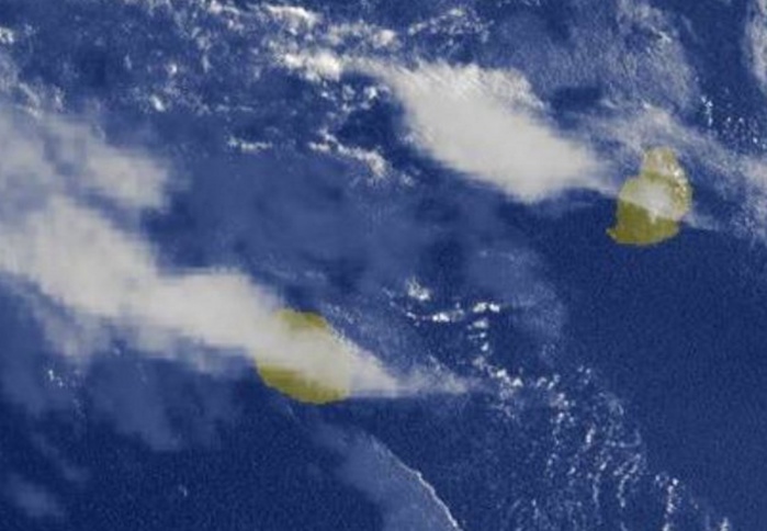 07h15: des bancs de nuages élevés voilent temporairement le ciel réunionnais ce matin. 07h15: des bancs de nuages élevés voilent temporairement le ciel réunionnais ce matin.