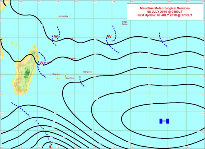 Analyse de la situation de surface ce matin. Les vents sont faibles sur les Iles Soeurs. Un système frontal évolue au sud de MADA. MMS Analyse de la situation de surface ce matin. Les vents sont faibles sur les Iles Soeurs. Un système frontal évolue au sud de MADA. MMS