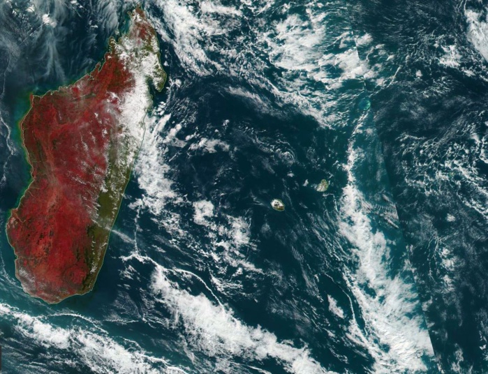 14h25: la zone vue par le satellite Npp. La REUNION est dans une zone calme. Une faible ligne d'instabilité se trouve à l'Est de MAURICE. NASA