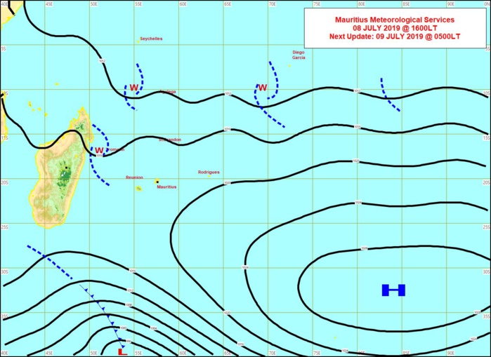 Analyse de la situation de surface cet après midi. Les vents restent faibles sur les Iles Soeurs. La limite nord d'un système frontal se trouve au sud de MADA. MMS Analyse de la situation de surface cet après midi. Les vents restent faibles sur les Iles Soeurs. La limite nord d'un système frontal se trouve au sud de MADA. MMS