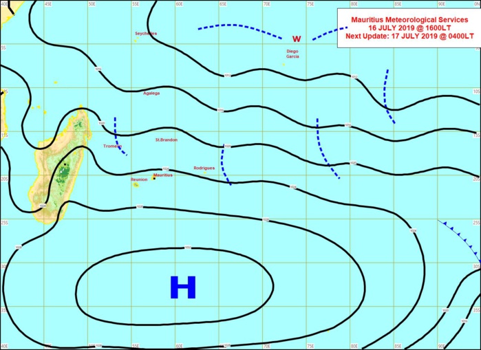 Analyse de la situation de surface cet après midi. L'anticyclone(H) ancré au Sud des Mascareignes domine les débats. Un peu plus d'humidité à proximité des Mascareignes(lignes en pointillés). MMS