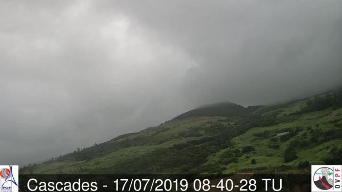 12h40: ciel souvent très nuageux sur le littoral vers Sainte Rose et sur les pentes du volcan avec des averses passagères. Idem au sommet du volcan. METEO REUNION