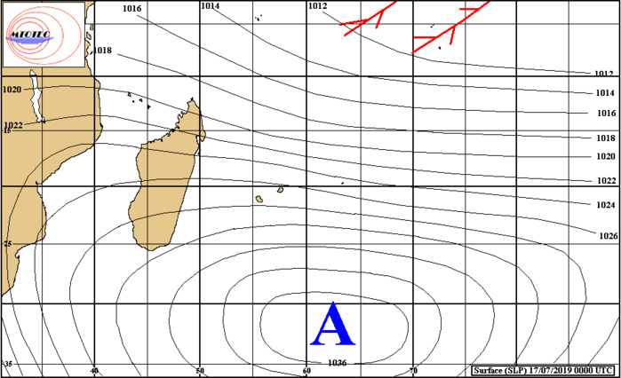 Analyse de la situation de surface ce matin. L'anticyclone(A) maintient un alizé bien présent sur notre région. Au Nord plus proche de l'équateur on note une activité convective significative pour la saison. MTOTEC