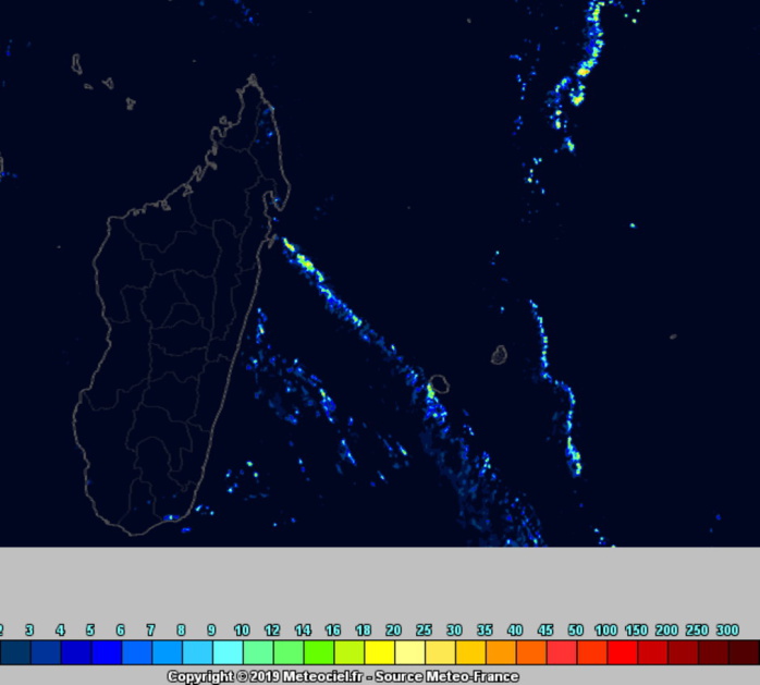 En cours de nuit de Dimanche à Lundi les pluies du système frontal s'approchent par le Sud-Ouest des côtes réunionnaises. Arome. METEO FRANCE.