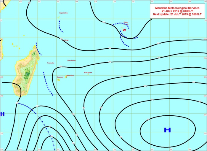 Analyse de la situation de surface ce matin. Un système frontal suivi d'un anticyclone s'approchent de nos régions depuis le Sud de MADA. Net renforcement du vent et retour de la fraîcheur pour le début de la semaine prochaine. MMS