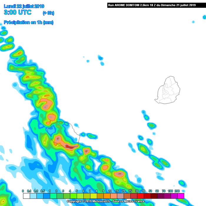 Comme prévu les pluies du front froid touchent principalement la moitié Sud-Ouest de la Réunion ce matin. Remontée d'air bien plus frais après le passage du front. Arome. METEO FRANCE