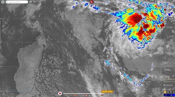 Photo satellite de 7heures. Pour information une zone perturbée, 96S, évolue dans la région de Diégo Garcia. Le CMRS et le JTWC suivent cette zone suspecte qui a néanmoins un potentiel d"intensification limité selon les modèles et qui n'intéresse pas les Mascareignes.