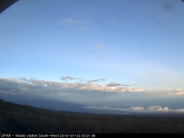 7h21: du Maïdo on peut voir les nuages qui remontent jusqu'au littoral Sud-Ouest ce matin. METEO REUNION