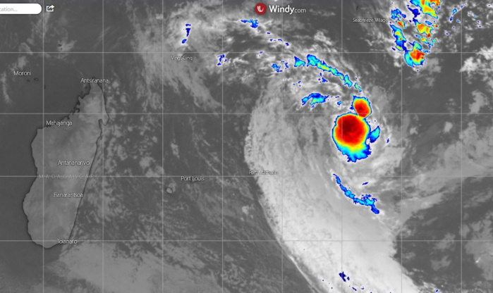 La zone perturbée 01/96S est capturée ici par le satellite Météosat à 23h. La convection s'est quelque peu renforcé au coeur du système.