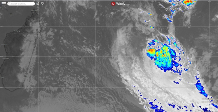 01/96S capturé ce matin à 11h par le satellite Météosat. La convection est mal organisée et s'étend loin au sud du centre qui est mal défini.
