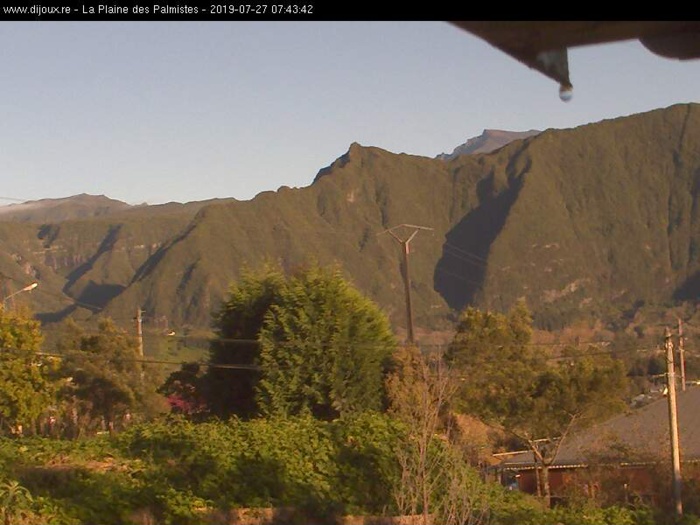 7h43: beau soleil matinal sur les Plaines. Le Piton des Neiges est visible en arrière plan depuis la PDPalmistes. http://www.dijoux.re