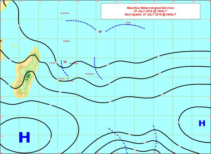 Analyse de surface cet après midi. L'humidité chariée par les alizés est matérialisée par les lignes en pointillés à proximité des Mascareignes. MMS Analyse de surface cet après midi. L'humidité chariée par les alizés est matérialisée par les lignes en pointillés à proximité des Mascareignes. MMS