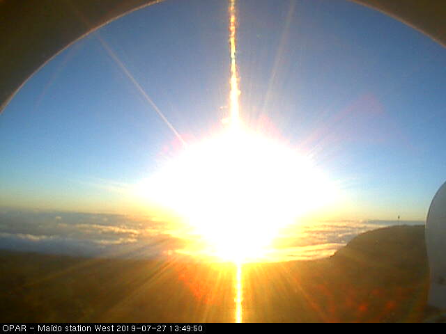 17h49 .Vue sur le soleil tirant sa révérence depuis le Maïdo. METEO REUNION