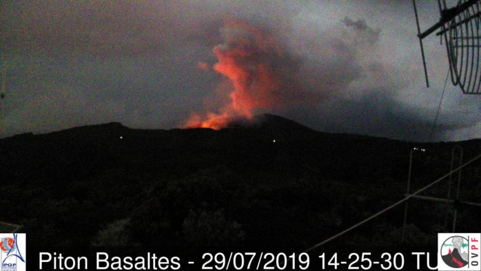 18h25: au soleil couchant. METEO REUNION(MR) 18h25: au soleil couchant. METEO REUNION(MR)