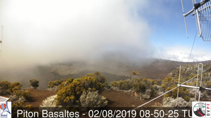 12h50: le ciel du volcan est variable aujourd'hui mais de belles éclaircies sont notées. METEO REUNION(MR)