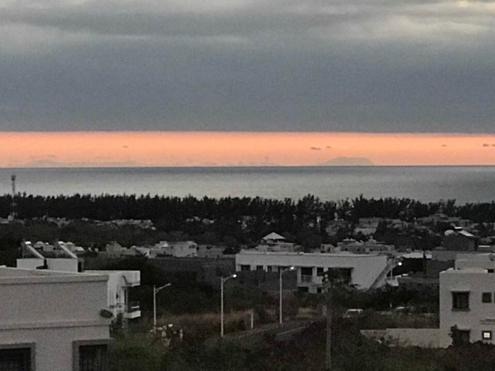 Piton des Neiges et Piton de la Fournaise aperçus depuis Flic en Flac le 05 Août 2019. JALEEL POLIN. Photo prise avec Iphone. "Zéro retouche" ce que me confirme Jaleel. Piton des Neiges et Piton de la Fournaise aperçus depuis Flic en Flac le 05 Août 2019. JALEEL POLIN. Photo prise avec Iphone. "Zéro retouche" ce que me confirme Jaleel.