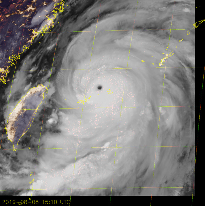 15h10 Temps Universel. L'oeil du Super Typhon LEKIMA passe entre les îles Ishigaki et Miyakojima. Les lumières des mégapoles de la Chine continentale et de Taiwan sont bien visibles.