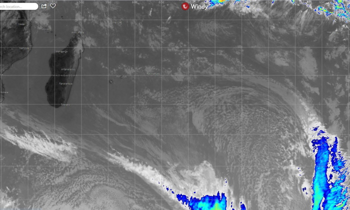 13h15: des nuages assez peu actifs situés actuellement au Sud-Est de MADA remontent lentement vers la REUNION.