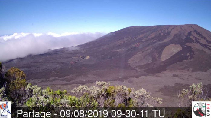 Le sommet du volcan reste au dessus des nuages en ce début d'après midi. MR