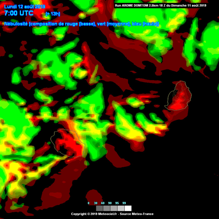 Les nuages d'alizé( en vert et jaune) se déversent sur les régions Est de la Réunion. Arome. METEO FRANCE