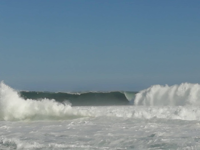 La houle grossissait dans le Port de Saint Pierre cet après midi. Photo de Patrice BLANCHETIERE. La houle grossissait dans le Port de Saint Pierre cet après midi. Photo de Patrice BLANCHETIERE.