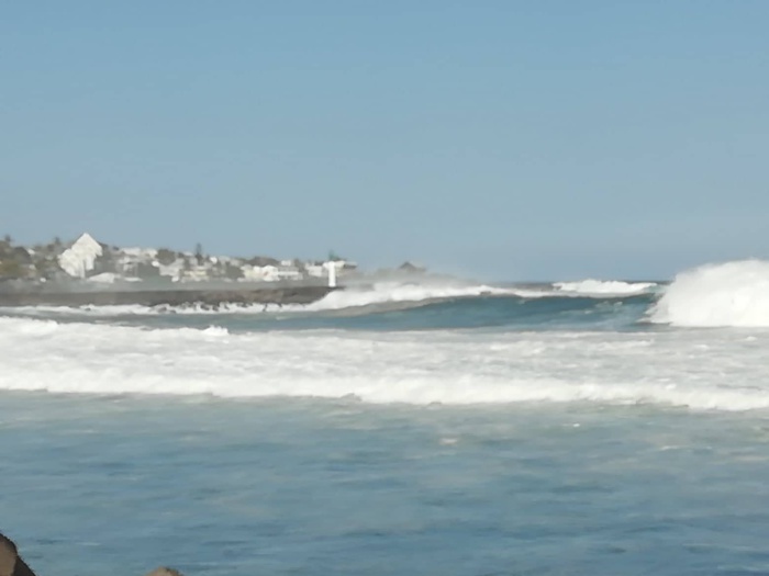 La houle grossissait dans le Port de Saint Pierre cet après midi. Photo de Patrice BLANCHETIERE.