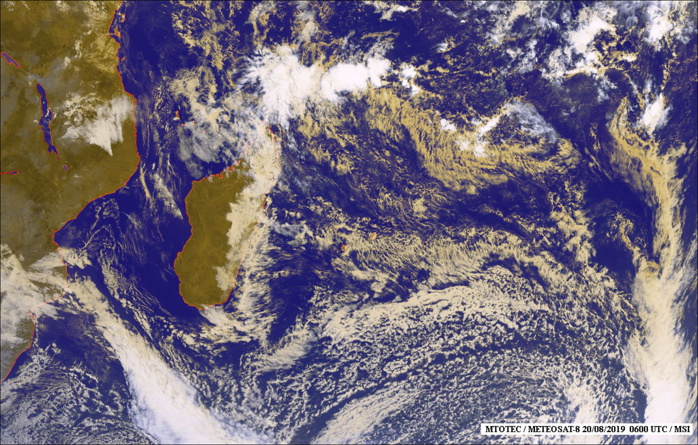 Belle image satellite de 10heures ce matin. Mélange des canaux visible et infra-rouge. Nombreux nuages d'alizé dans le voisinage des Iles Soeurs. La côte orientale malgache est bien prise d'assault comme souvent en hiver. De l'activité également entre le Nord de MADA et les îles Agalega où des averses orageuses ont été observées il y a deux jours. Plus au au Sud un système frontal est en approche du Sud malgache. MTOTEC