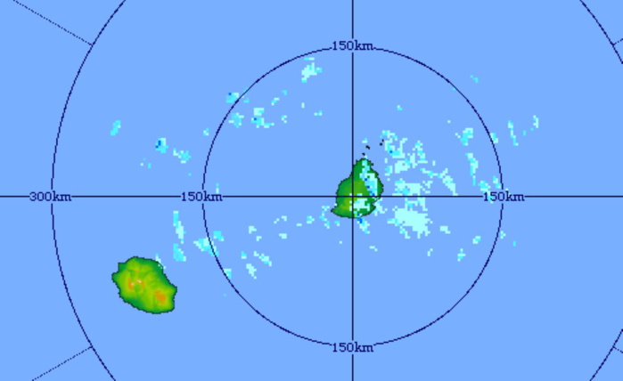 Image radar de 20h51. Des averses faibles à modérées touchent Maurice et circulent vers l'Ouest en direction de la Réunion. MMS