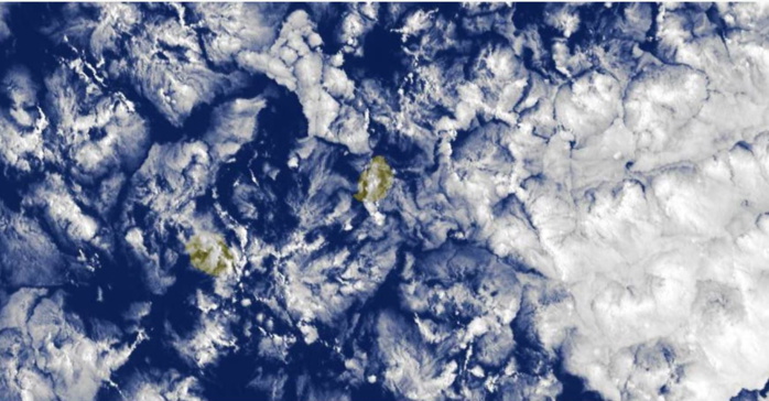 8h30: nombreux nuages d'alizé peu actifs sur la zone des Iles Soeurs. Ces nuages au contact de nos reliefs peuvent donner quelques averses notamment le matin et dans la nuit. 8h30: nombreux nuages d'alizé peu actifs sur la zone des Iles Soeurs. Ces nuages au contact de nos reliefs peuvent donner quelques averses notamment le matin et dans la nuit.