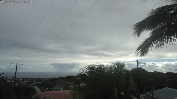 Ciel encore variable avec des averses dans les hauts sur le Nord ce matin. Des éclaircies se développent en matinée. METEO REUNION Ciel encore variable avec des averses dans les hauts sur le Nord ce matin. Des éclaircies se développent en matinée. METEO REUNION