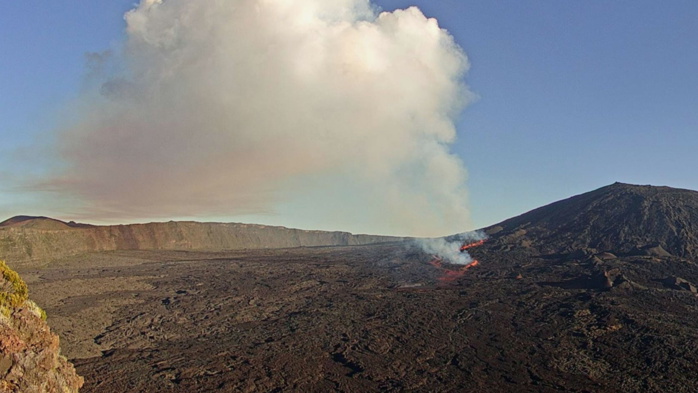 Capture de la caméra IRT et IPGP-OVPF. Image de 6h46 ce lundi matin. MétéoRéunion. Capture de la caméra IRT et IPGP-OVPF. Image de 6h46 ce lundi matin. MétéoRéunion.