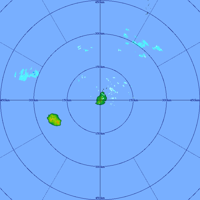 Le radar de T.A.C montre bien les petits paquets pluvieux transportés par les alizés. En s'échouant sur les moitiés orientales des Iles Soeurs ils peuvent localement s'activer un peu. MMS/VACOAS