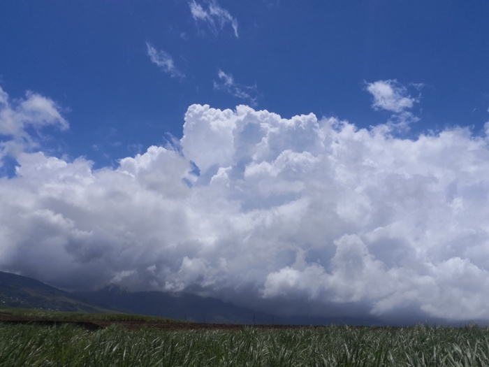 Nuages instables dans les hauts du Nord de la RÉUNION peu après la mi-journée. PH
