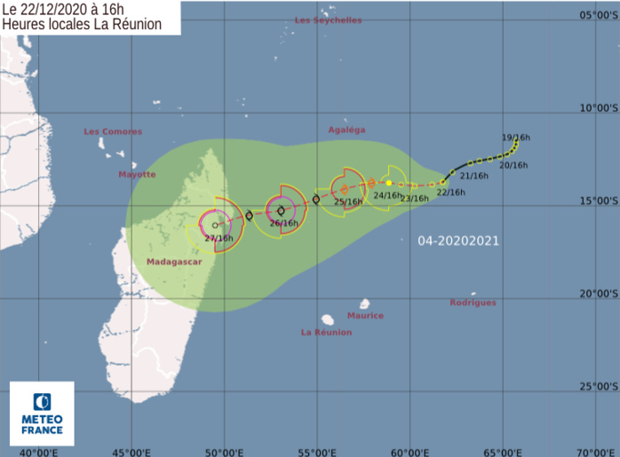 3è carte de prévisions de trajectoire et d'intensité émise par Météo France/Réunion. Une trajectoire orientée vers la côte Nord-Est de MADA reste la plus plausible. CMRS