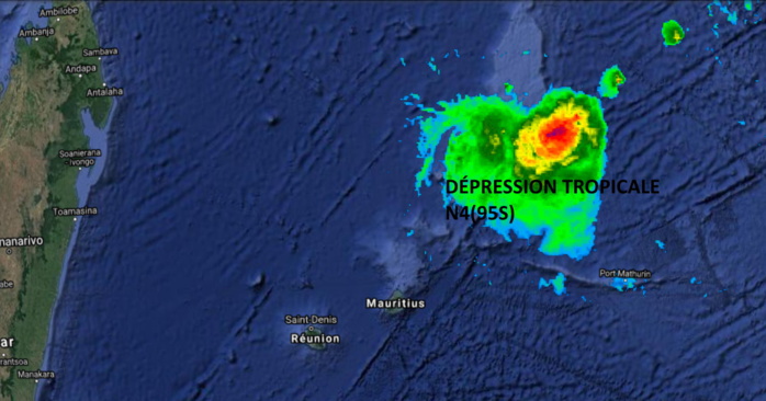 Traitement en fausses couleurs de l'imagerie satellite. Sur cette image seuls les nuages porteurs de pluies significatives apparaissent. En vert les pluies modérées et en jaune et rouge les pluies cycloniques. NOAA/US 16heures.