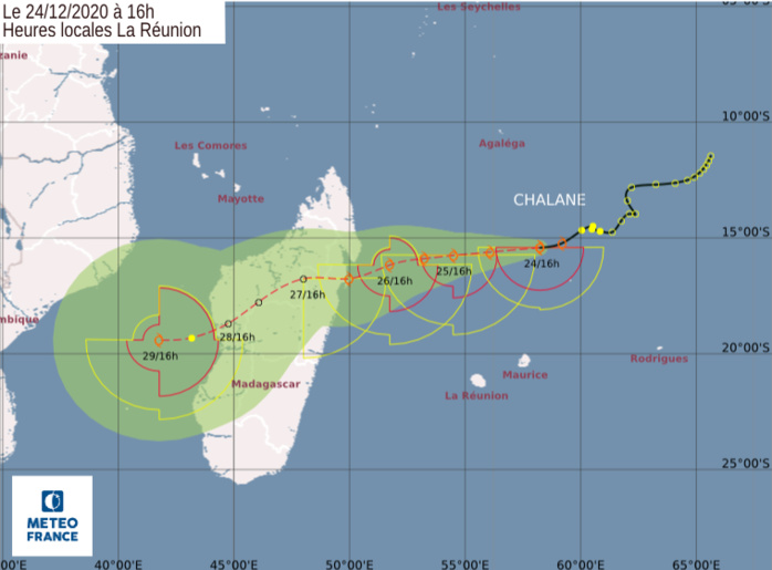 Prévisions de trajectoire et d'intensité émises par le CMRS/Réunion à 16heures ce Jeudi 24. Météo France Océan Indien. Prévisions de trajectoire et d'intensité émises par le CMRS/Réunion à 16heures ce Jeudi 24. Météo France Océan Indien.