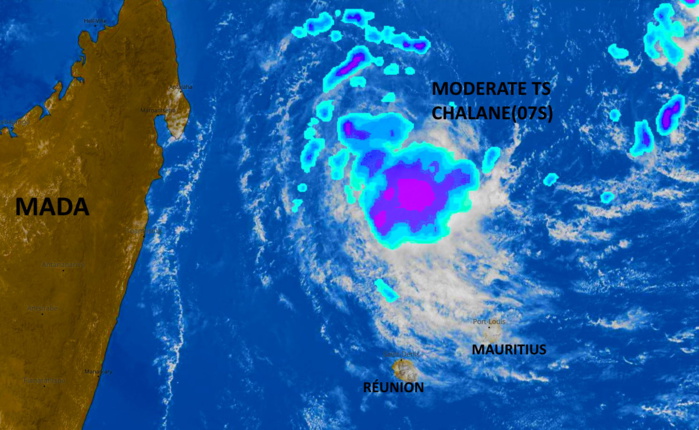 11h30. Les pluies fortes ( couleurs) sont au large au Nord-Nord-Ouest des Iles Soeurs. PH.
