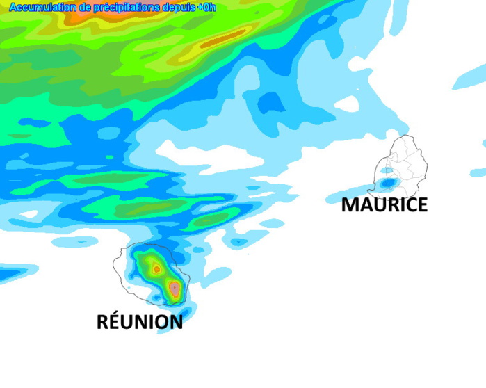 Le gros des pluies transite au large des ILES SOEURS. Quelques paquets pluvieux parviennent à toucher Bourbon et son relief aidant on peut espérer quelques cumuls significatifs sur les pentes orientales de l'île. A Maurice le temps s'assèche en dehors de quelques ondées isolées comme vers Grand Bassin. Simulation du modèle Arome. Cumuls de pluie sur 42h jusqu'à Samedi soir. Météo France. MCIEL.