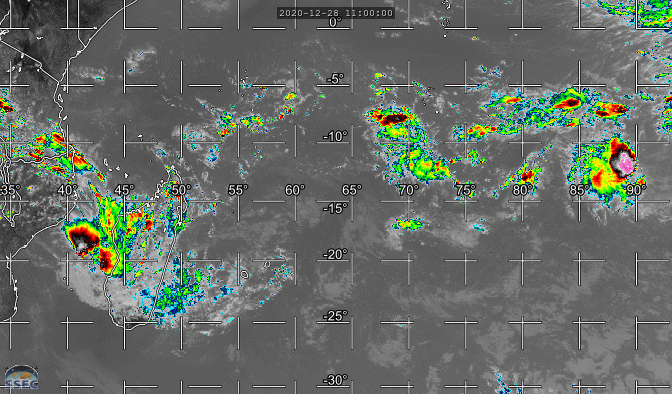 07S IS INTENSIFYING OVER THE MOZ CHANNEL,ON THE LEFT END. INVEST 93S IS MEANDERING WEST OF COCOS, ON THE RIGHT END. IN-BETWEEN THERE IS A SUSPECT AREA(96S) NEAR THE CHAGOS. CLICK ON THE IMAGERY TO ANIMATE IF NECESSARY.