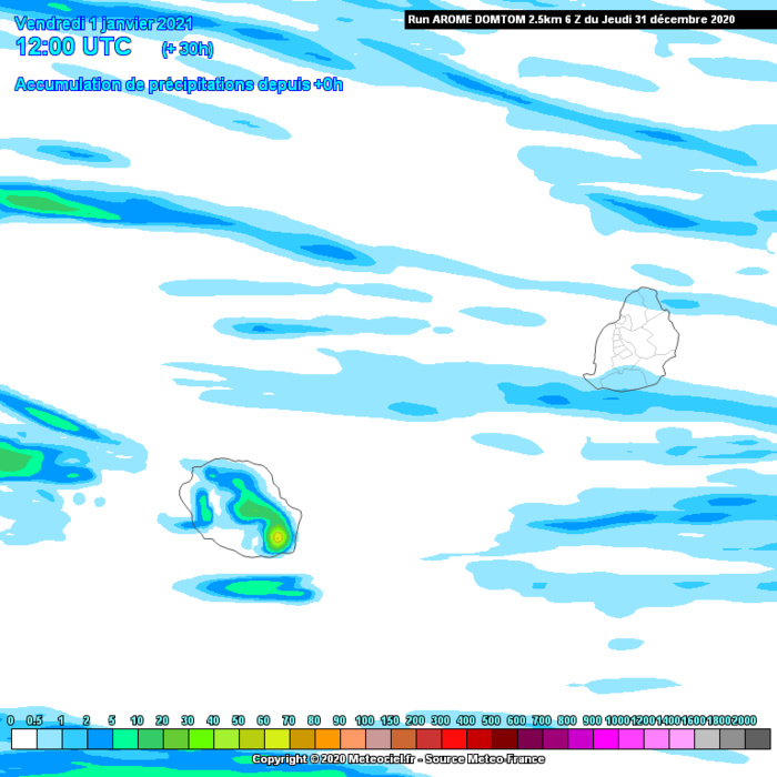 Accumulations des précipitations évaluées par le modèle Arome sur une durée de 30heures jusqu'à Vendredi 16heures. Le volcan réunionnais est la région la plus humide des ILES SOEURS. Ailleurs et notamment à MAURICE des conditions assez peu humides sont attendues pour la journée du 1 Janvier 2021. Météo-France.MCIEL.