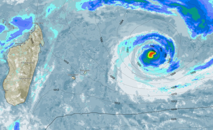 D'ici Jeudi/Vendredi DANILO devrait évoluer à l'Ouest de 70°Est, sur la Zone des Mascareignes. D'ici Jeudi/Vendredi DANILO devrait évoluer à l'Ouest de 70°Est, sur la Zone des Mascareignes.