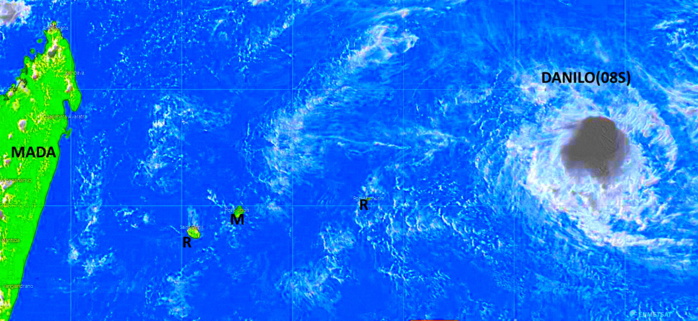 Image satellite de 17heures ce Mercredi. DANILO est encore loin à l'Est Nord-Est mais va se rapprocher. Le système est analysé en Tempête Tropicale Modérée. La convection intense( en gris) reste fluctuante mais semble s'intensifier à nouveau près du centre depuis quelques heures. PH.