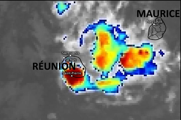 15h45 ce Mardi 12 Janvier. Des nuages actifs sont proches des côtes de BOURBON. Des précipitations de fortes intensité(rouge foncé) touchent en ce moment le Sud de la RÉUNION. Eumetsat.