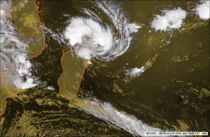 19/06UTC. SATELLITE IMAGERY (MSI) REVEALS A PARTIALLY EXPOSED  LOW LEVEL CIRCULATION CENTER (LLCC) WITH DEEP CONVECTION WRAPPING  AROUND THE NORTHERN AND EASTERN QUADRANTS.IMAGERY COURTESY OF MTOTEC.