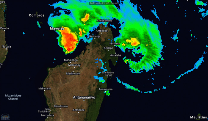 L'animation satellite montre que la convection intense s'est consolidée proche du centre de la "Forte Tempête" qui devrait atterrir de façon imminente au Sud de Antalaha, puis traverser la Baie d'Antongil avant la grande traversée de l'Ile Rouge. Dans un peu plus de 48heures le centre devrait ressortir sur les eaux chaudes du Canal de MOZ. Le système devrait bénéficier d'une "seconde vie" avec un pic d'intensité prévu au stade de "Cyclone Tropical". Le risque de pluies cycloniques et orageuses est élevé pour toute la moitié Nord de MADA au cours des deux prochains jours. Cliquez sur l'image pour l'animer si nécessaire.